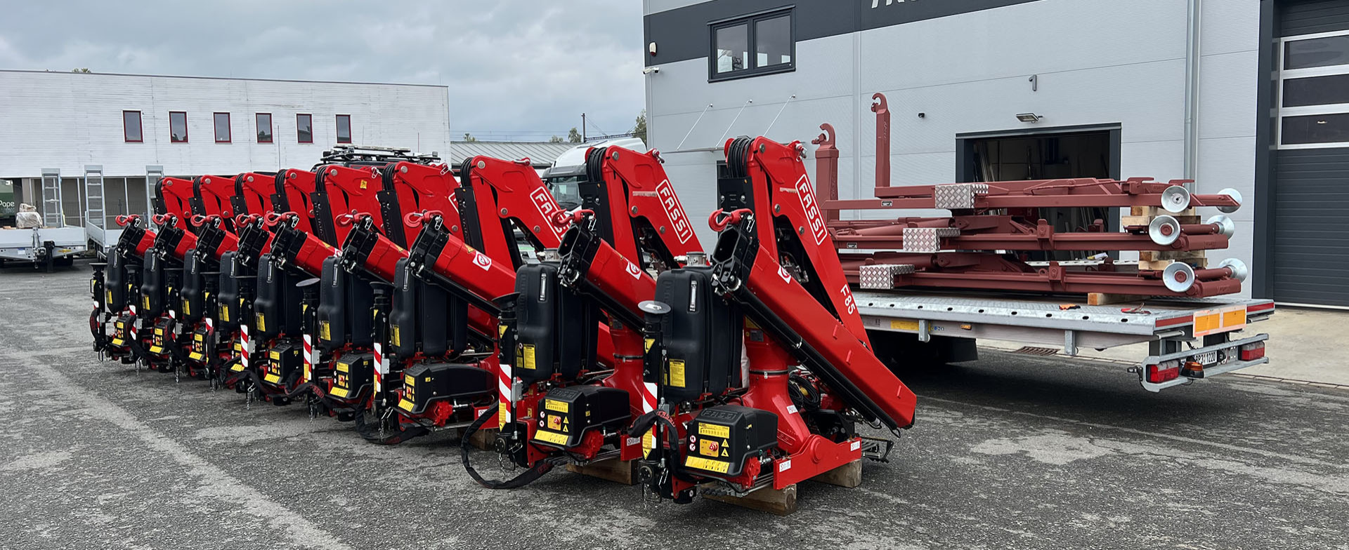 Nové skladové kontejnerové nástavby a hydraulické jeřáby pro montáž na nová a ojetá vozidla.